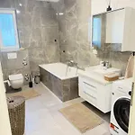 Neubau 4 111 Quadratmeter Inklusive Kueche Grosse Balkonterasse 2x Bad Auto Parkplatz Citynah Apartamento *