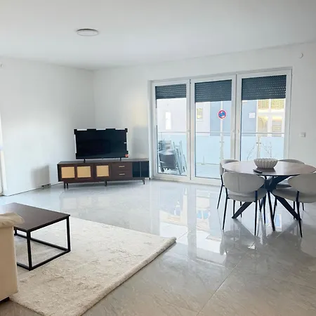 Neubau 4 111 Quadratmeter Inklusive Kueche Grosse Balkonterasse 2x Bad Auto Parkplatz Citynah Apartamento *