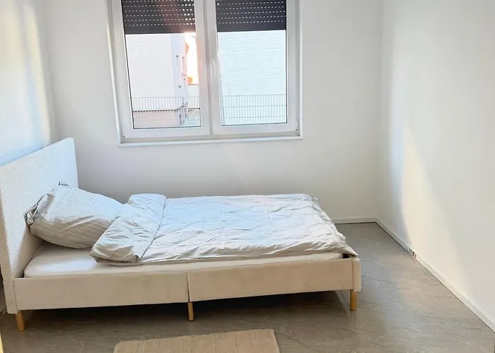 Neubau 4 111 Quadratmeter Inklusive Küche Große Balkonterasse 2x Bad Auto Parkplatz Citynah *